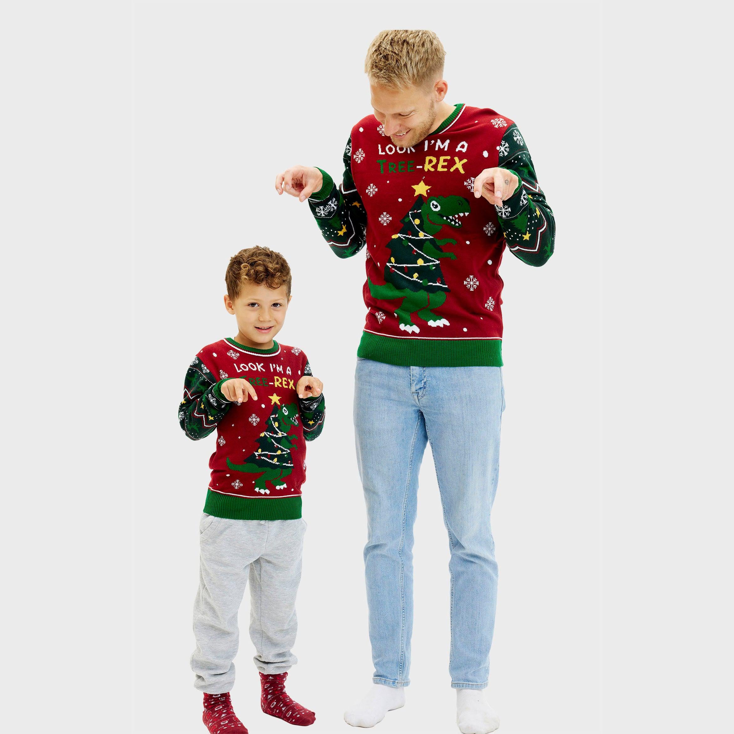 Roter Weihnachtspullover mit grünem Tannenbaum und